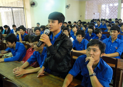 Sinh viên đặt câu hỏi với báo cáo viên về lý tưởng và kỹ năng sống của thanh thiếu niên